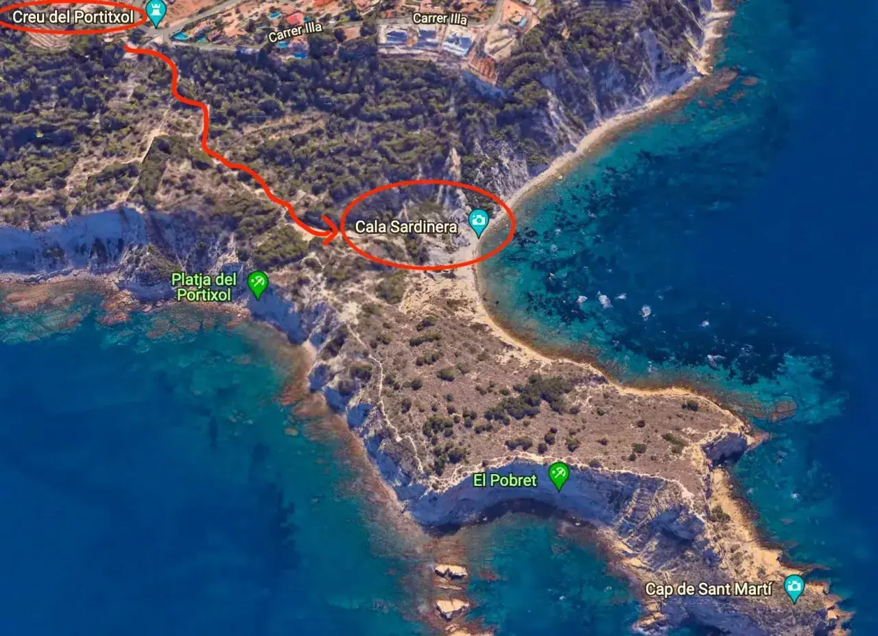 Ruta marcada desde Creu del Portitxol hasta la pintoresca Cala Sardinera, con aguas cristalinas y acantilados.