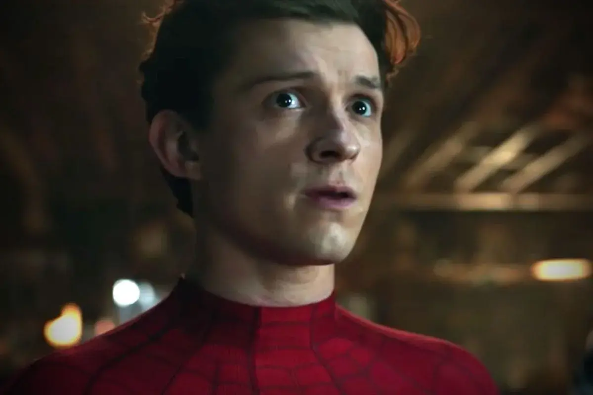 Tom Holland jako Spider-Man z zaskoczoną miną, w swoim czerwonym kostiumie.