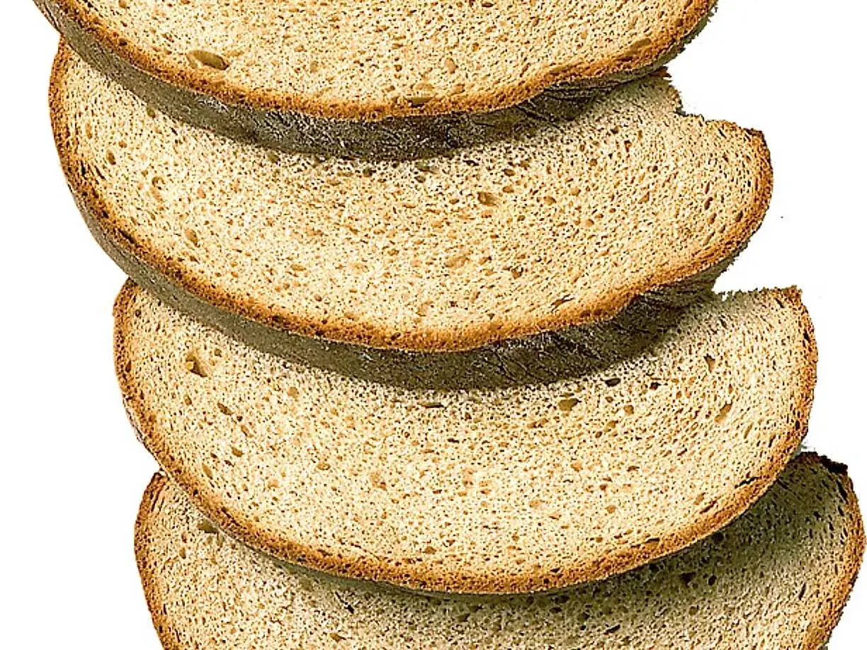 Skivor av mörkt bröd, perfekt för ett gott limpa recept.