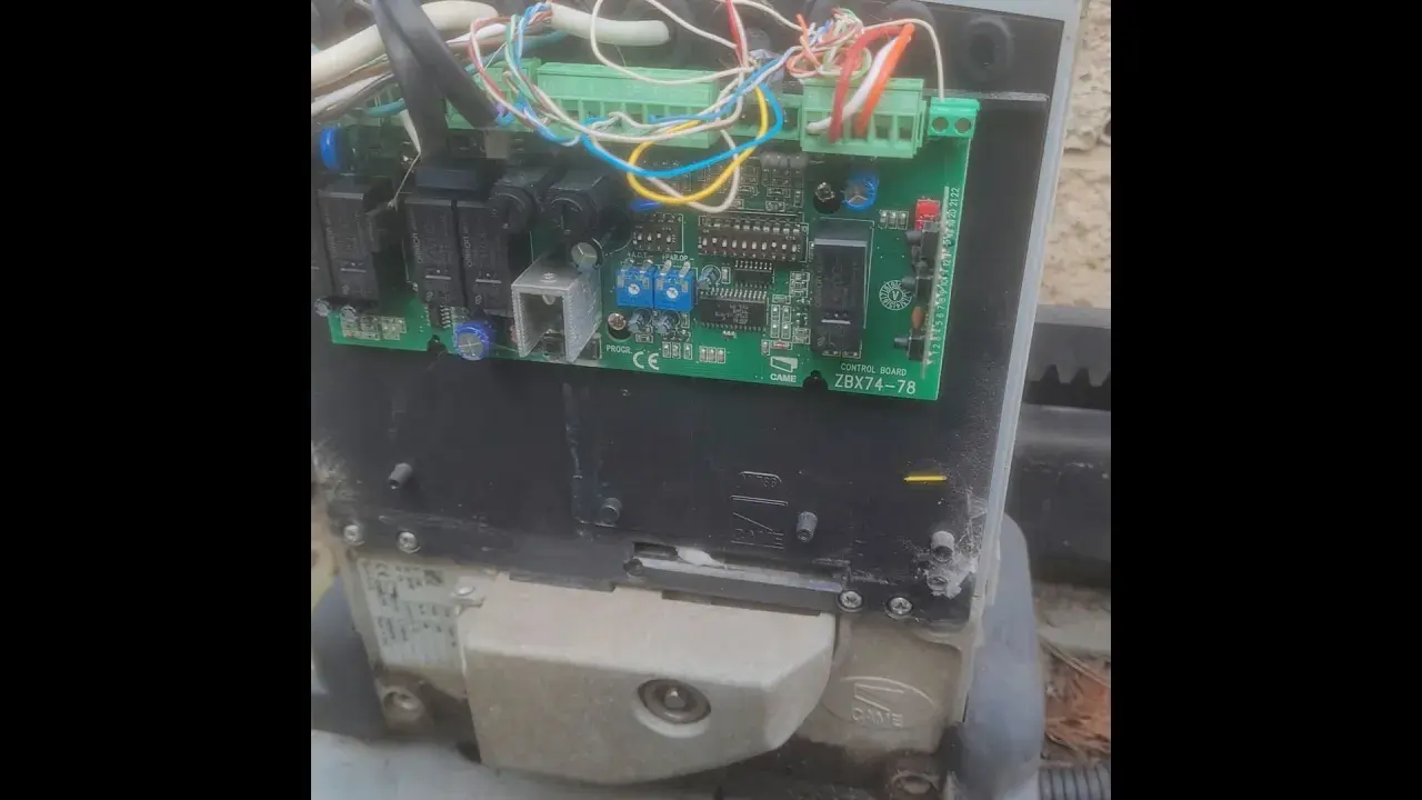 Elektronika bramy sieciowej CAME ZBX74-78. Jak sprawdzić bramę sieci? Widoczne przekaźniki, złącza i przewody.