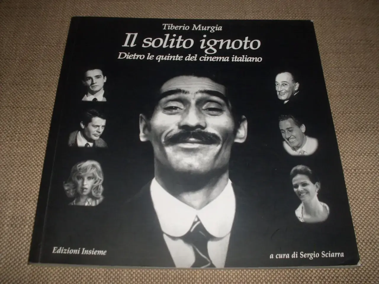 Copertina libro "Il solito ignoto" di Tiberio Murgia, con volti di attori caratteristi del cinema italiano.