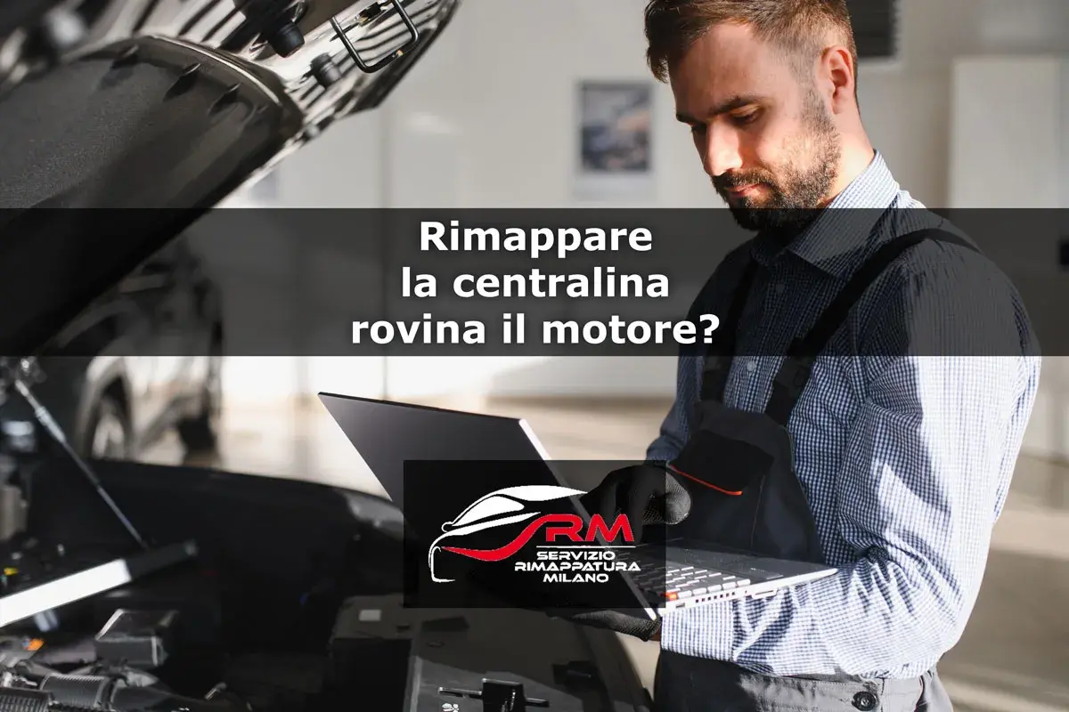 Meccanico con laptop esamina il motore. La rimappatura della centralina rovina il motore? Chiediti se vale il rischio.
