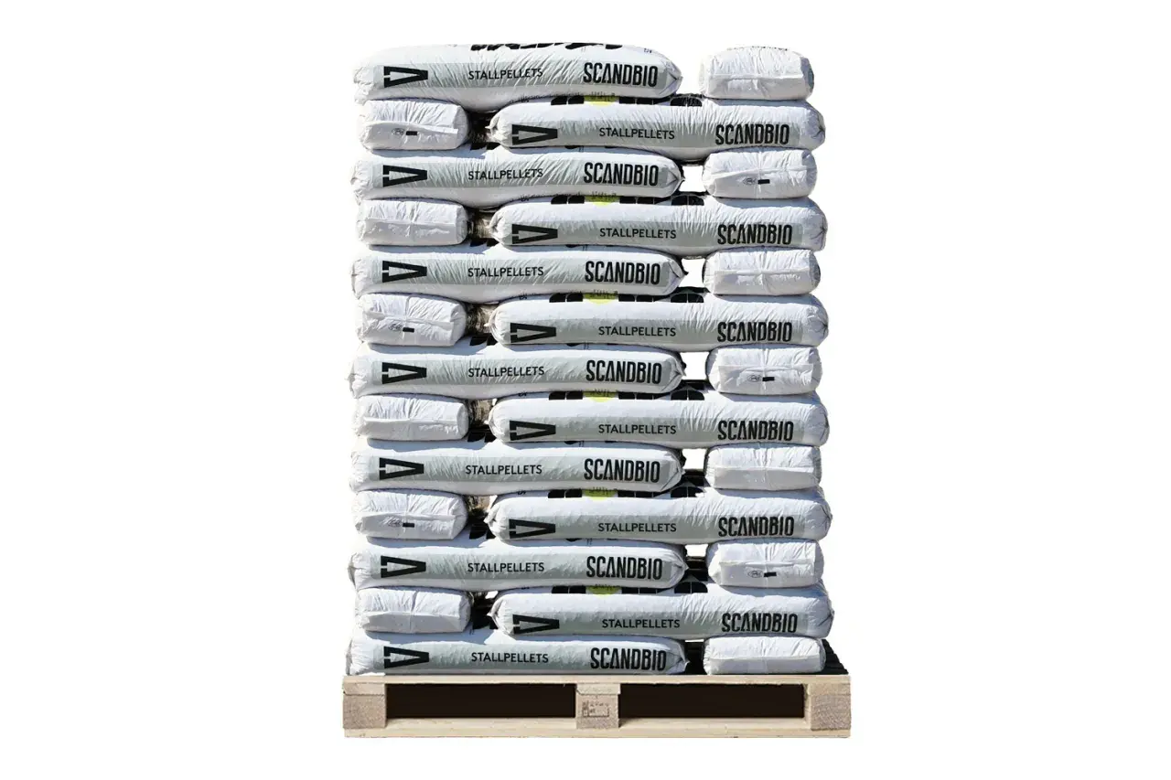 En pall med säckar av SCANDBIO stallpellets. Undrar du vad kostar pellets? Här ser du ett stort lager.