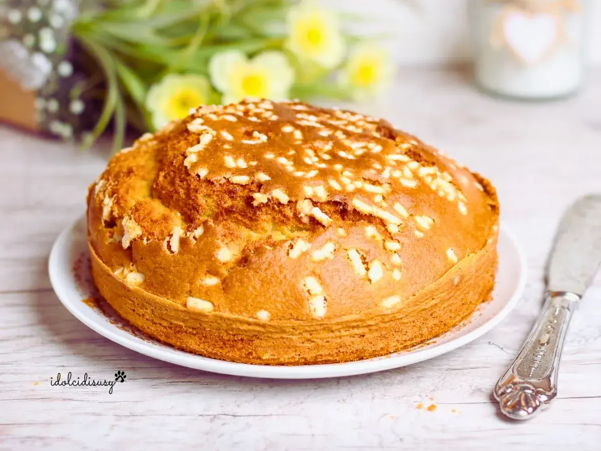 Torta in friggitrice ad aria, dorata e soffice, cosparsa di zuccherini. Perfetta per la colazione o la merenda.