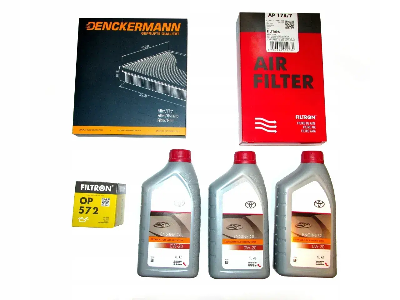 Zestaw filtrów i oleju 0W-20 do Toyoty Aygo 1.0 benzyna. Znajduje się tu filtr powietrza Denckermann, filtr kabinowy Filtron OP 572, filtr powietrza Filtron AP 178/7 oraz trzy litrowe butelki oleju silnikowego Toyota 0W-20.