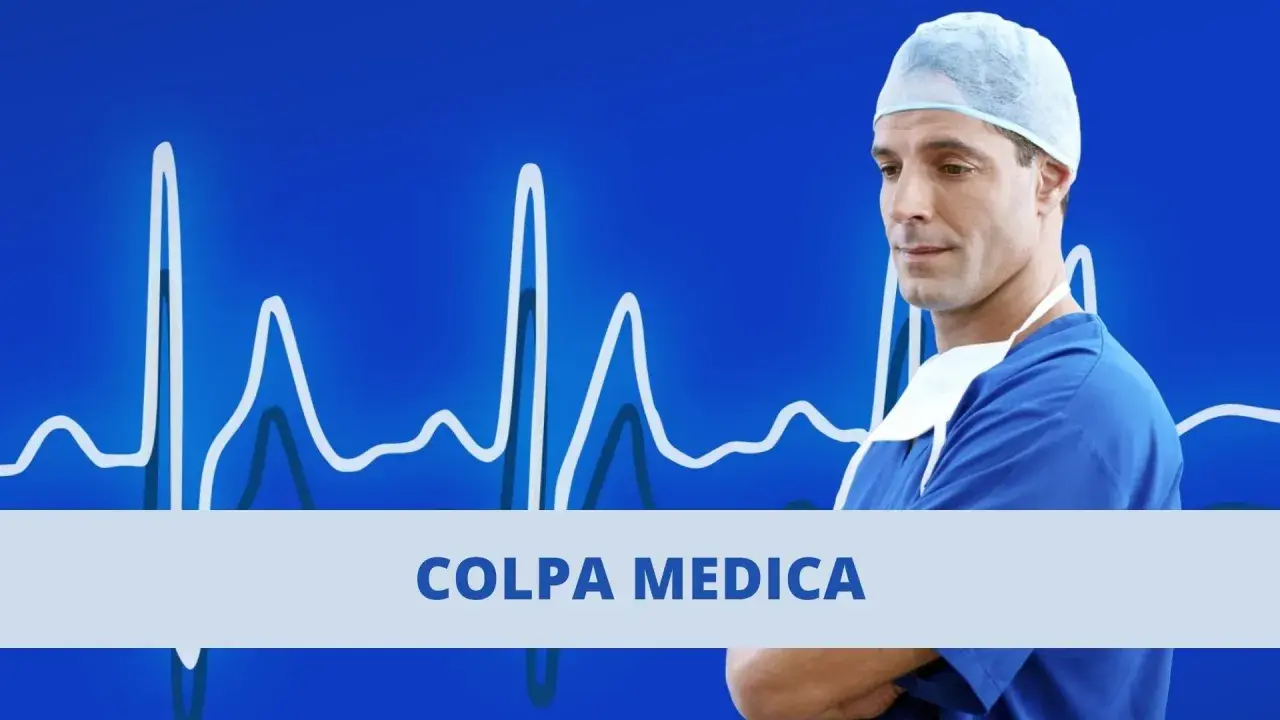 Medico con camice blu e cuffia, sullo sfondo un elettrocardiogramma stilizzato. Il testo "COLPA MEDICA" appare in primo piano.