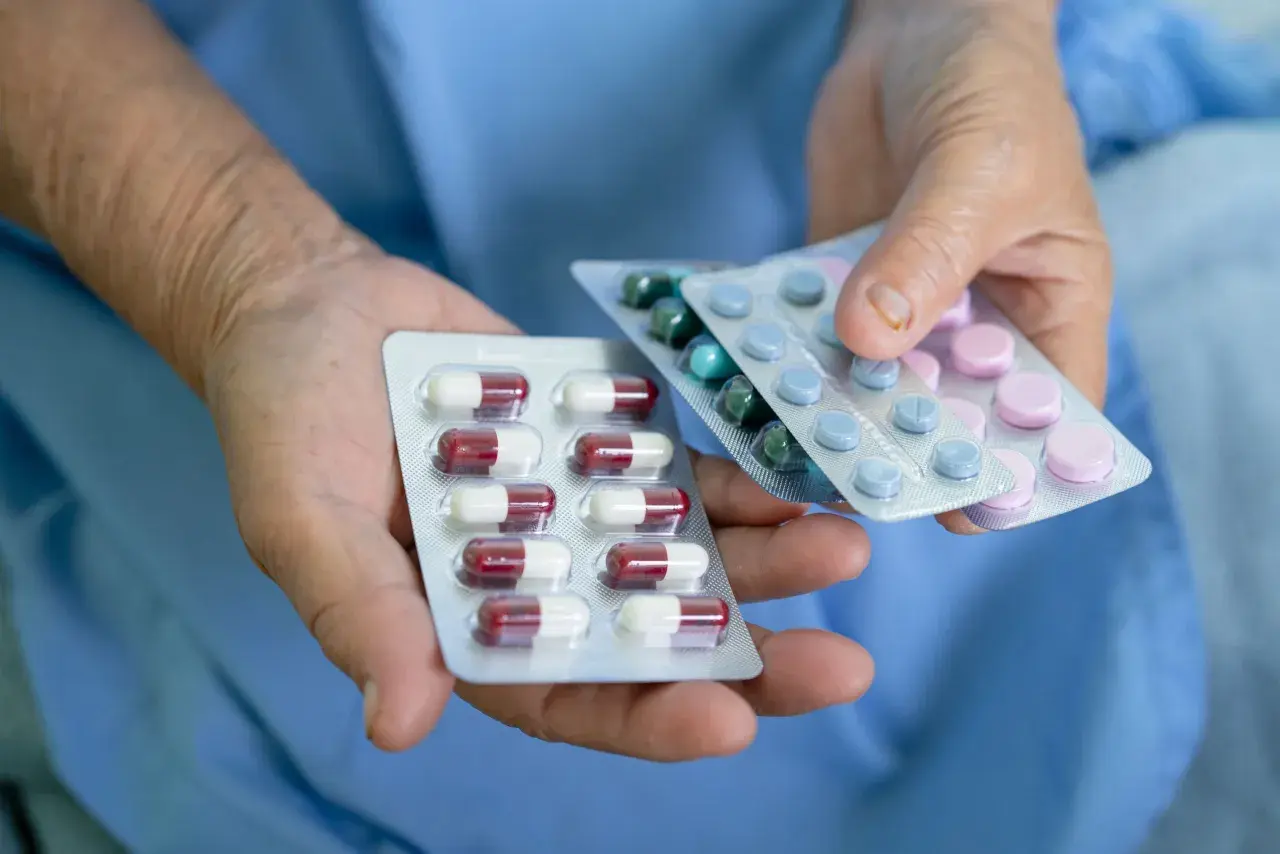 Leki na wirusy: Kiedy działają, a kiedy antybiotyk nie pomoże?