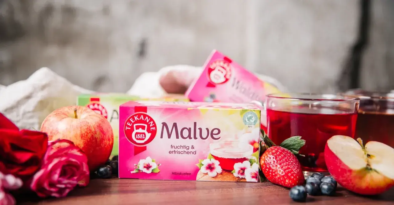 Tee-Packung "Malve" mit Hibiskus, Äpfeln, Beeren und Rosen. Fruchtig & erfrischend.