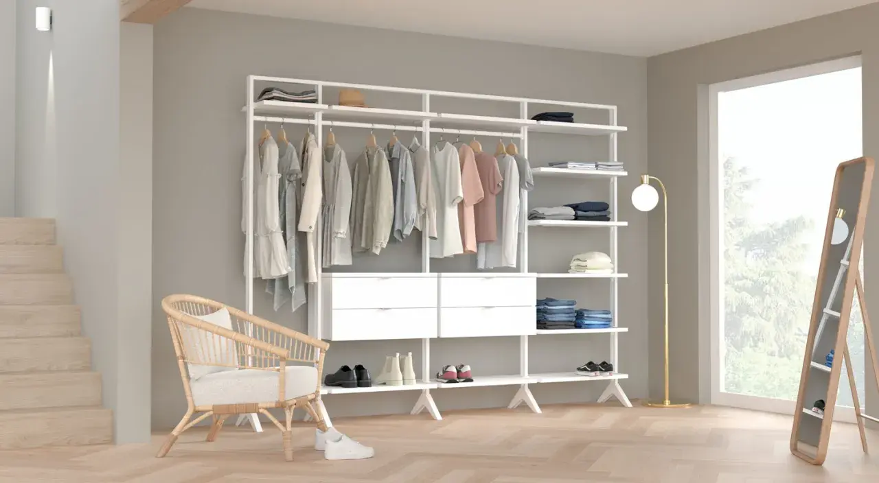 Clevere ankleidezimmer ideen kleiner raum: offenes Regal mit Kleiderstange, Schubladen, Sitzgelegenheit und Spiegel.