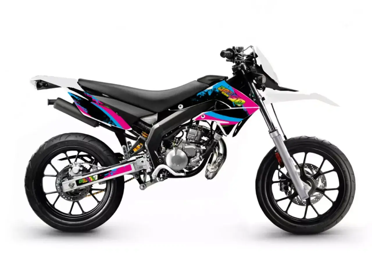 Motocykl Derbi Senda z kolorowymi naklejkami w stylu retro.