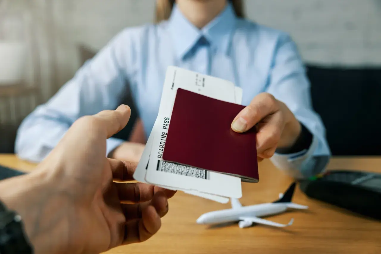 Przekazywanie paszportu i biletu lotniczego, czyli boarding pass. Co to jest? Dokument uprawniający do wejścia na pokład samolotu.