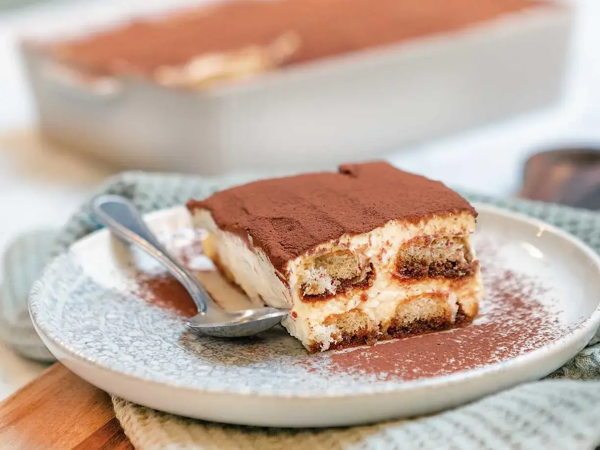 En bit krämig tiramisu med kex och kakao, perfekt för ett enkelt tiramisu recept.