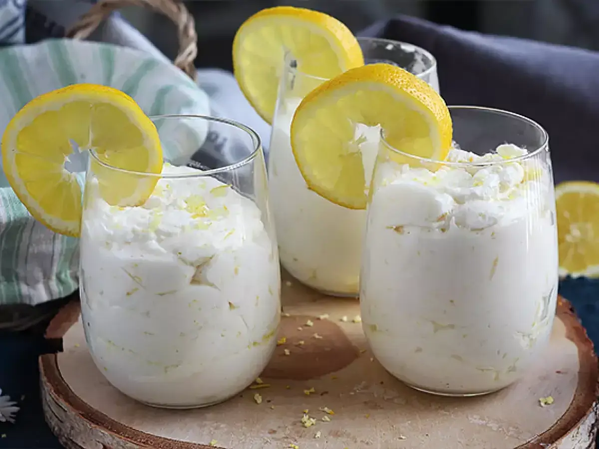 Lätt och fluffig italiensk dessert med citron, garnerad med citronskivor och rivet citronskal. En perfekt avslutning på en måltid.