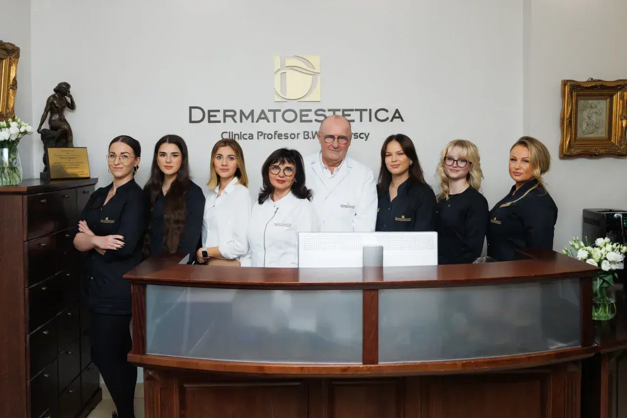 Zespół kliniki DERMATOESTETICA, gdzie przyjmuje Izabela Domitrz, pozuje do zdjęcia przy recepcji.
