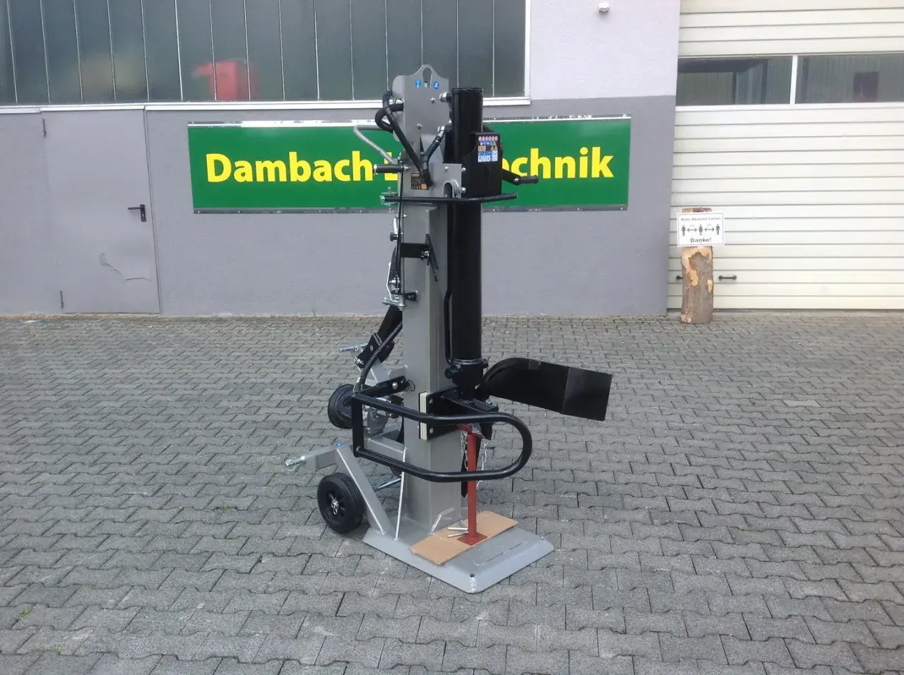 Ein robuster Holzspalter mit Zapfwelle, bereit für den Einsatz.