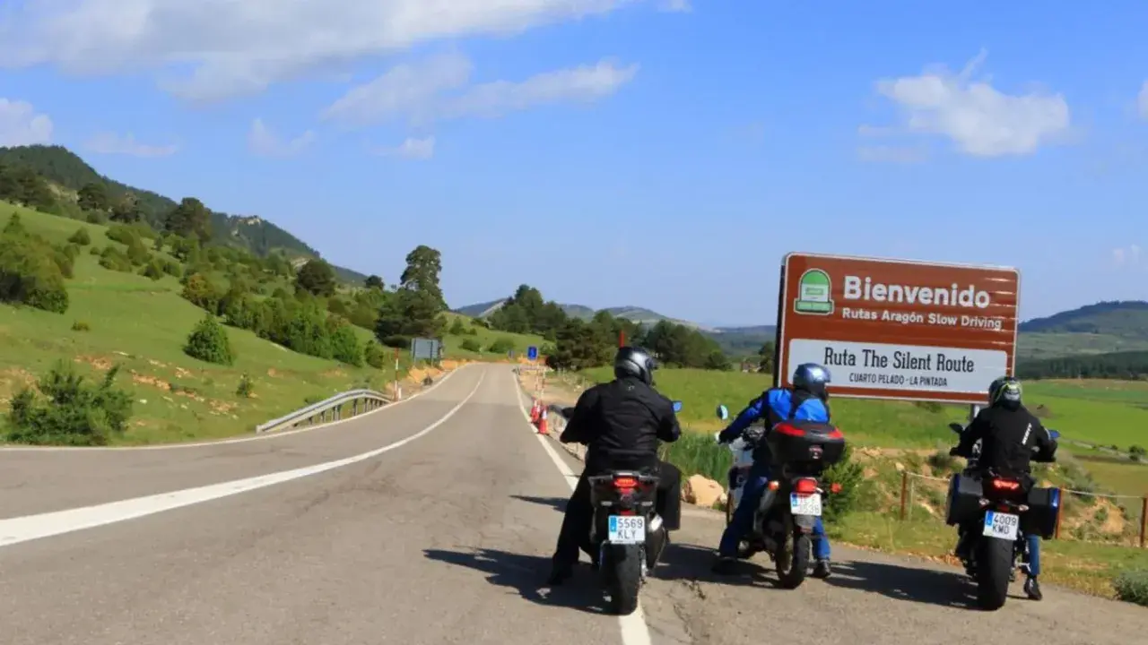 Motociclistas inician la ruta del silencio Teruel, un paisaje verde y montañoso.