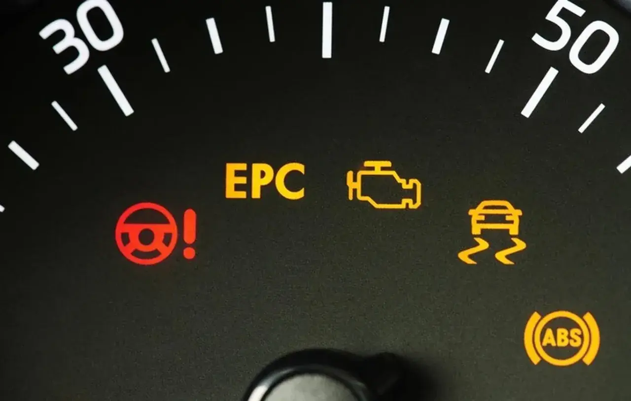 Kontrolki na desce rozdzielczej: EPC, silnik, kierownica z wykrzyknikiem, ESP i ABS. Co to znaczy?