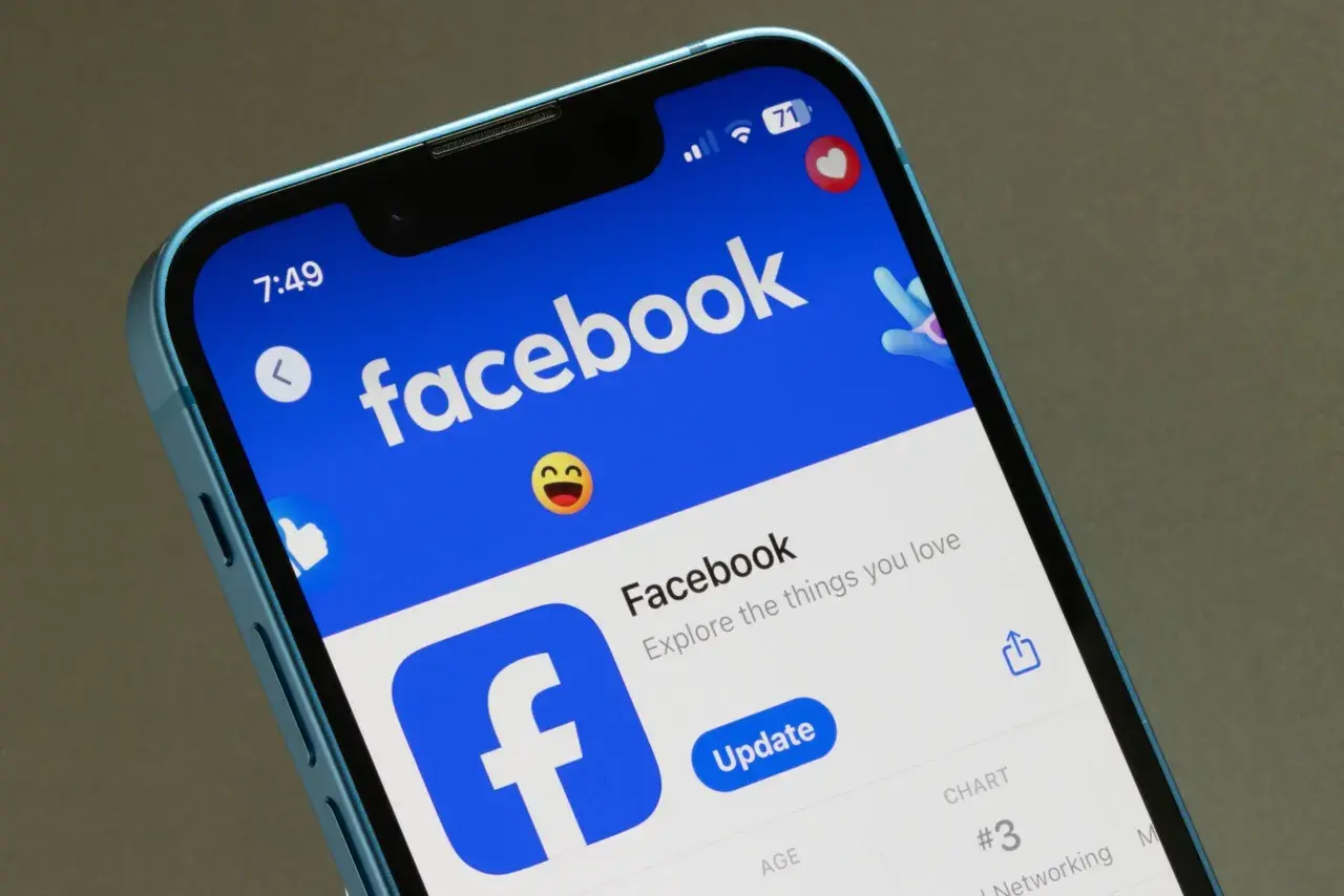 Ekran telefonu z aplikacją Facebook. Dowiedz się, jak usunąć relacje z FB, aby uporządkować swoje konto.