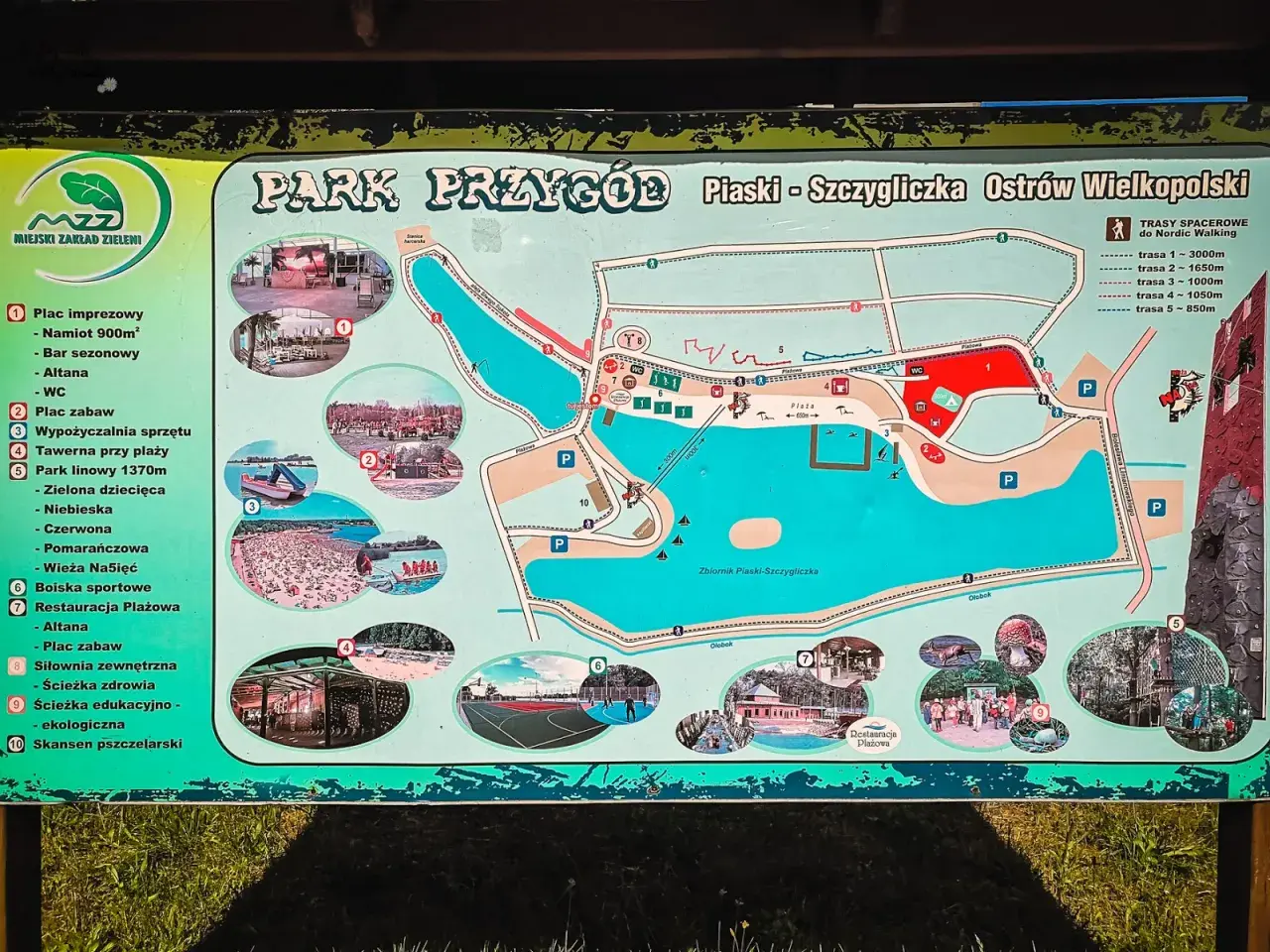 Mapa Parku Przygód w Ostrowie Wielkopolskim pokazuje liczne atrakcje: plac zabaw, park linowy, boiska sportowe, restaurację plażową i skansen pszczelarski.