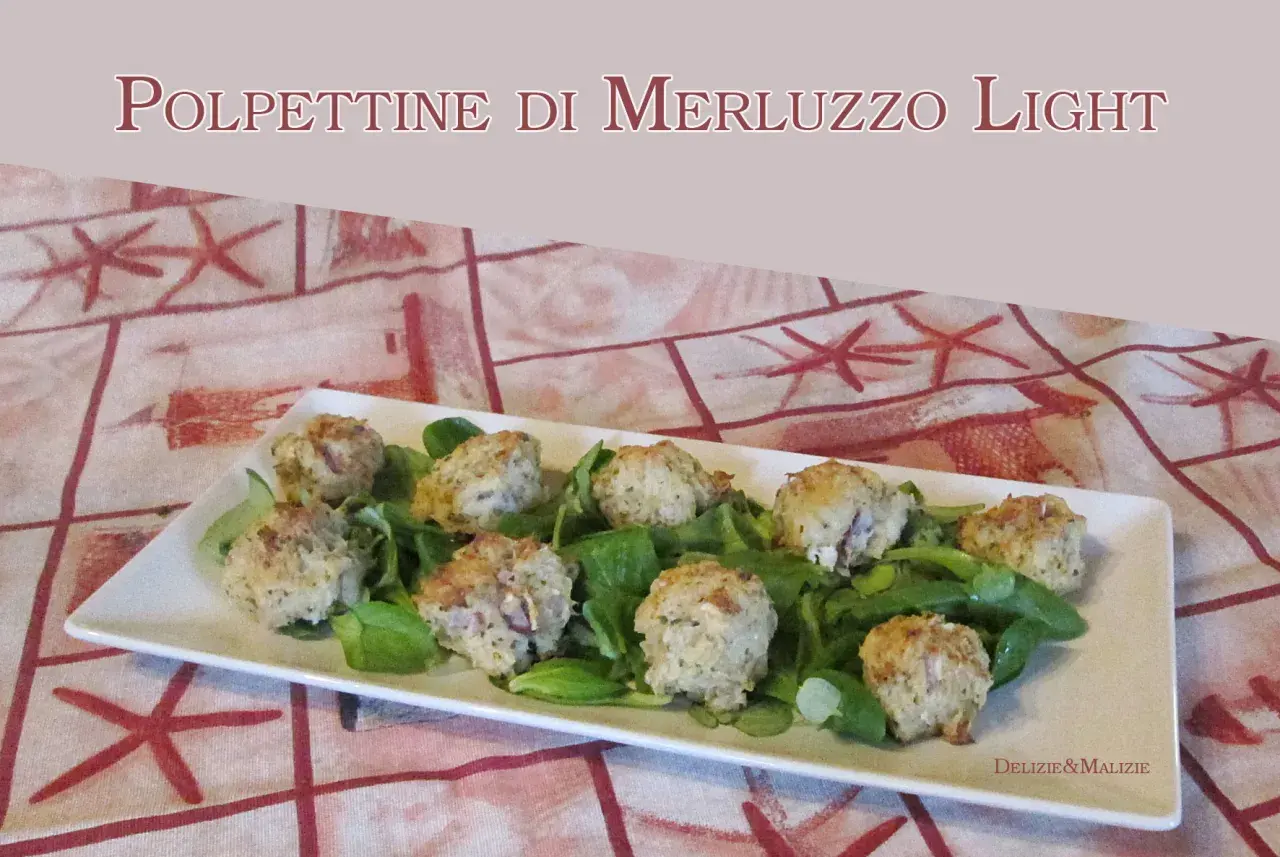 Polpettine di merluzzo light su letto di insalata fresca, un piatto leggero e gustoso.
