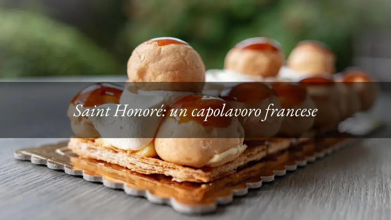 Un delizioso Saint Honoré, un capolavoro francese con bignè caramellati e crema.