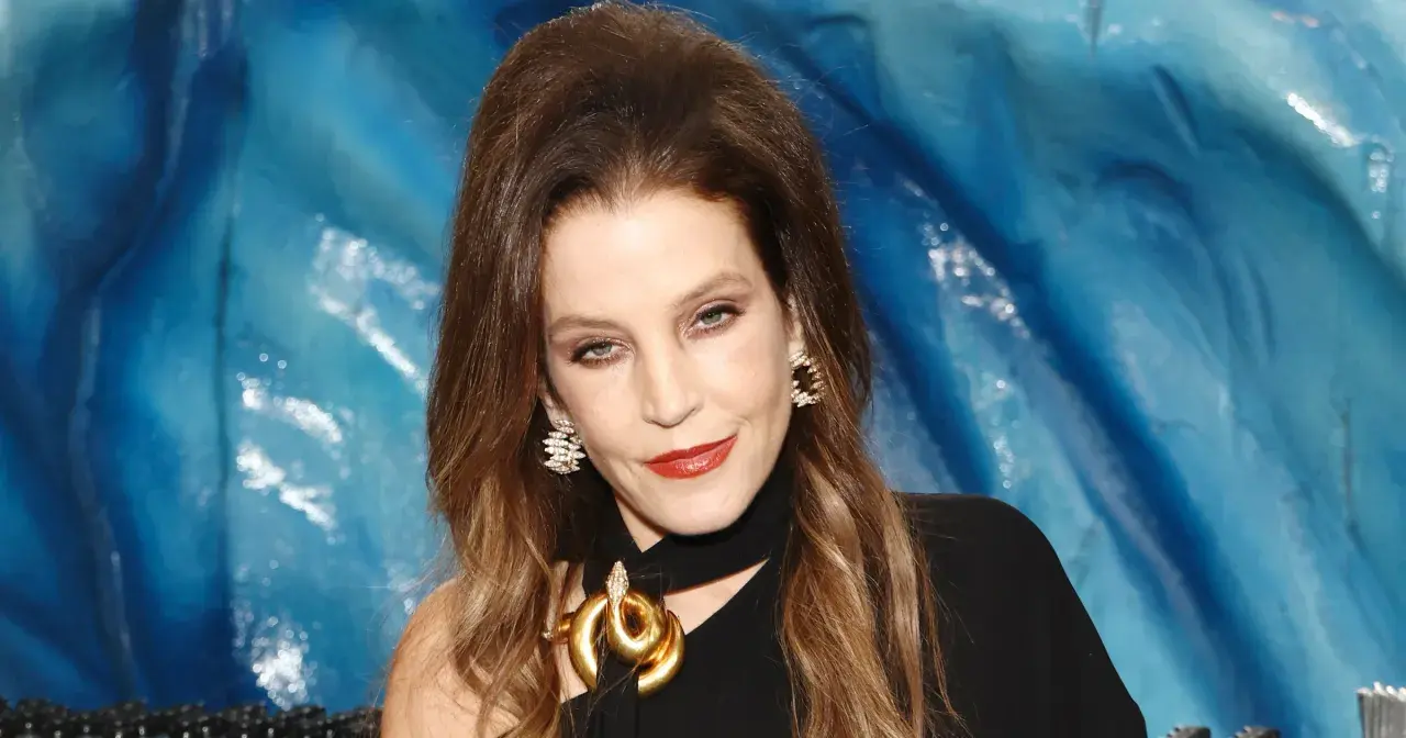 Lisa Marie Presley, córka Elvisa, w czarnej sukni z efektowną złotą biżuterią w kształcie węża.