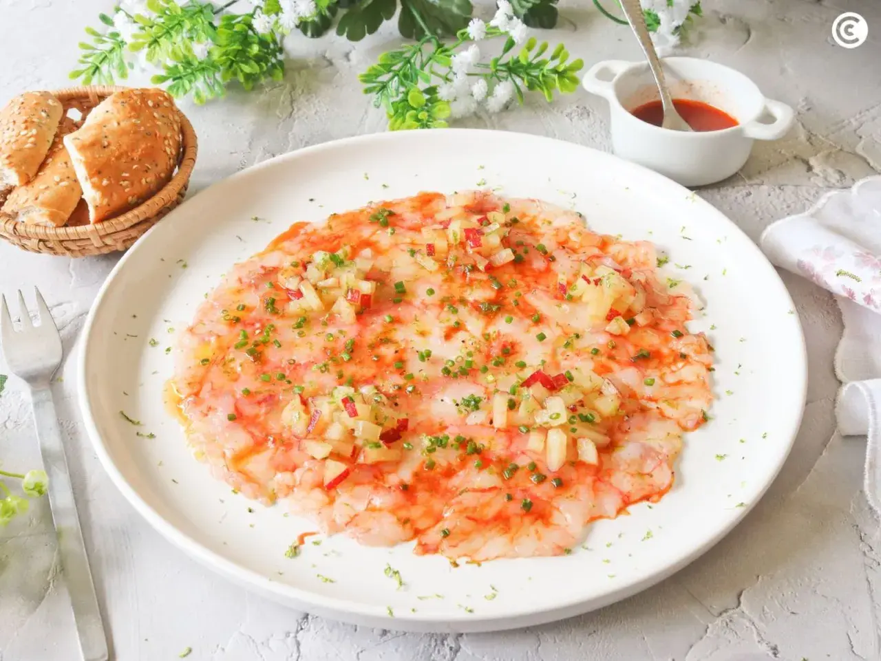 Delicioso carpaccio de gamba roja, finas láminas de gamba cruda con aderezo y picadillo de verduras.