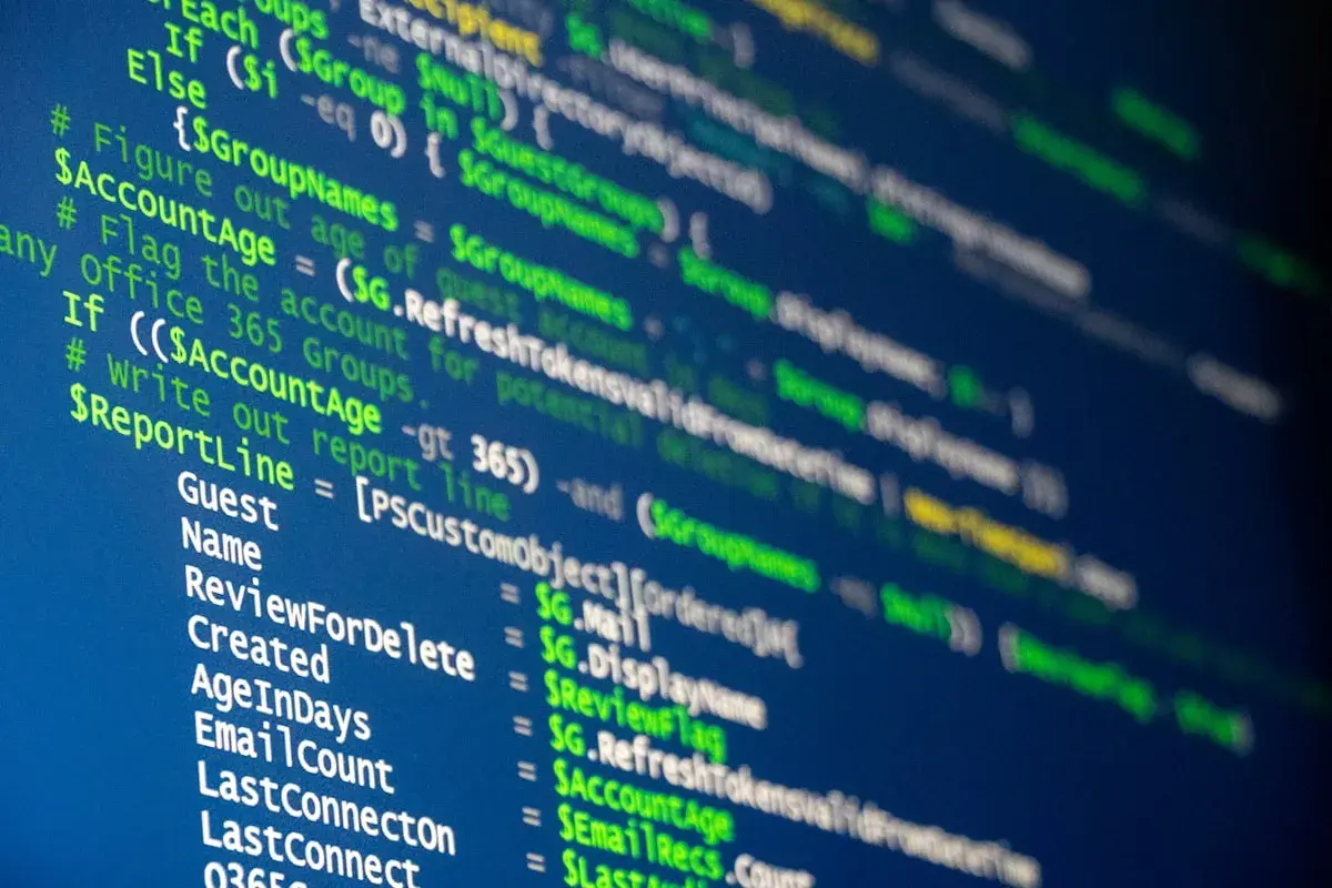 Code informatique affichant des variables comme `$AccountAge` et `$ReportLine`, avec des commentaires sur la gestion des comptes.