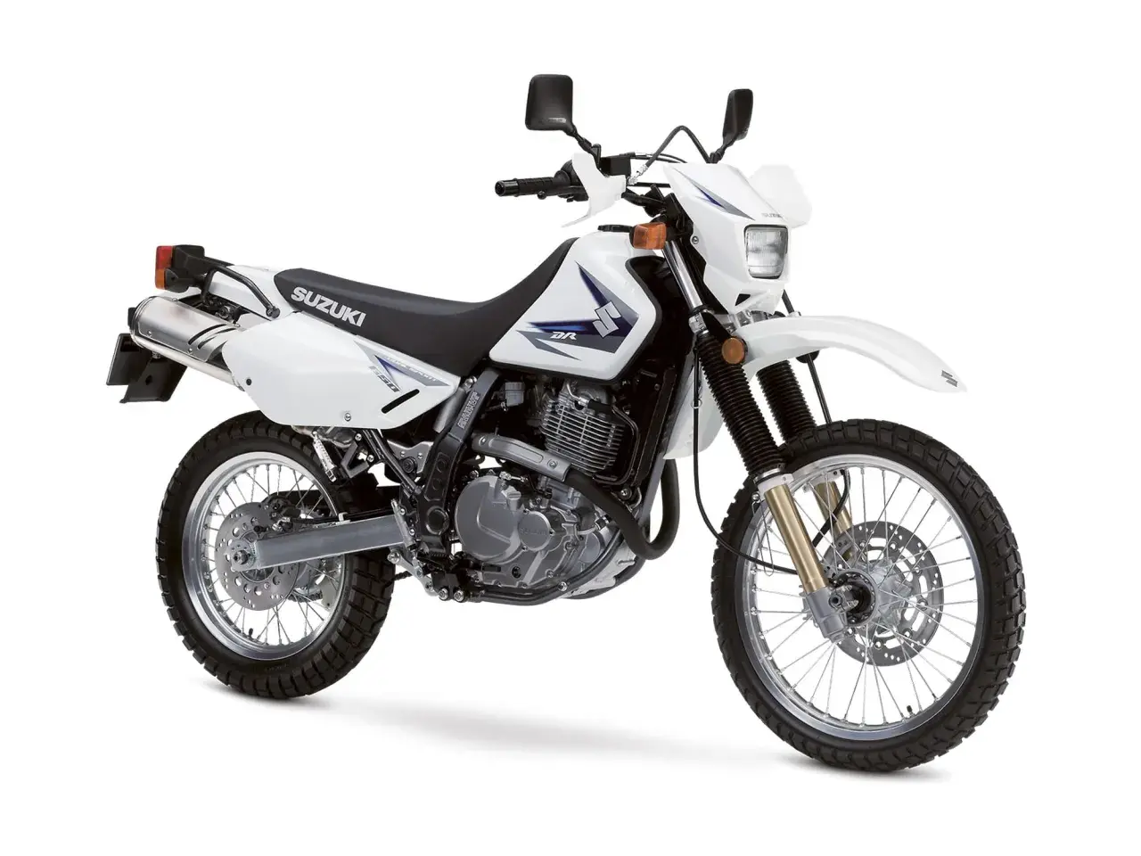 Biały motocykl Suzuki DR650SE, idealny na lekkie enduro turystyczne, gotowy na przygodę.