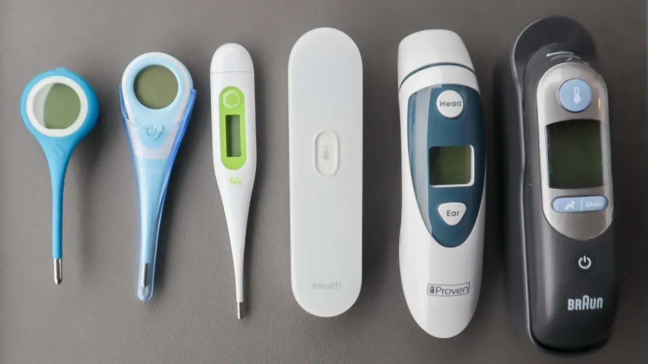 En samling termometrar, inklusive en Braun Thermoscan som kan ändra till Celsius.