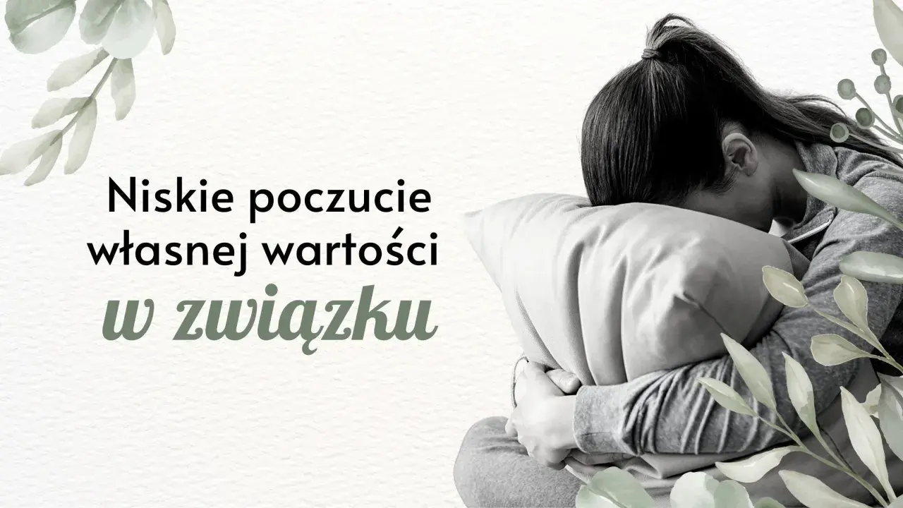 Smutna osoba przytula poduszkę, symbolizując niskie poczucie własnej wartości w związku.