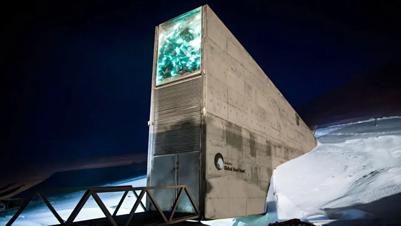 La banca dei semi Norvegia, la Global Seed Vault, è un imponente bunker di cemento immerso nella neve e nell'oscurità artica.