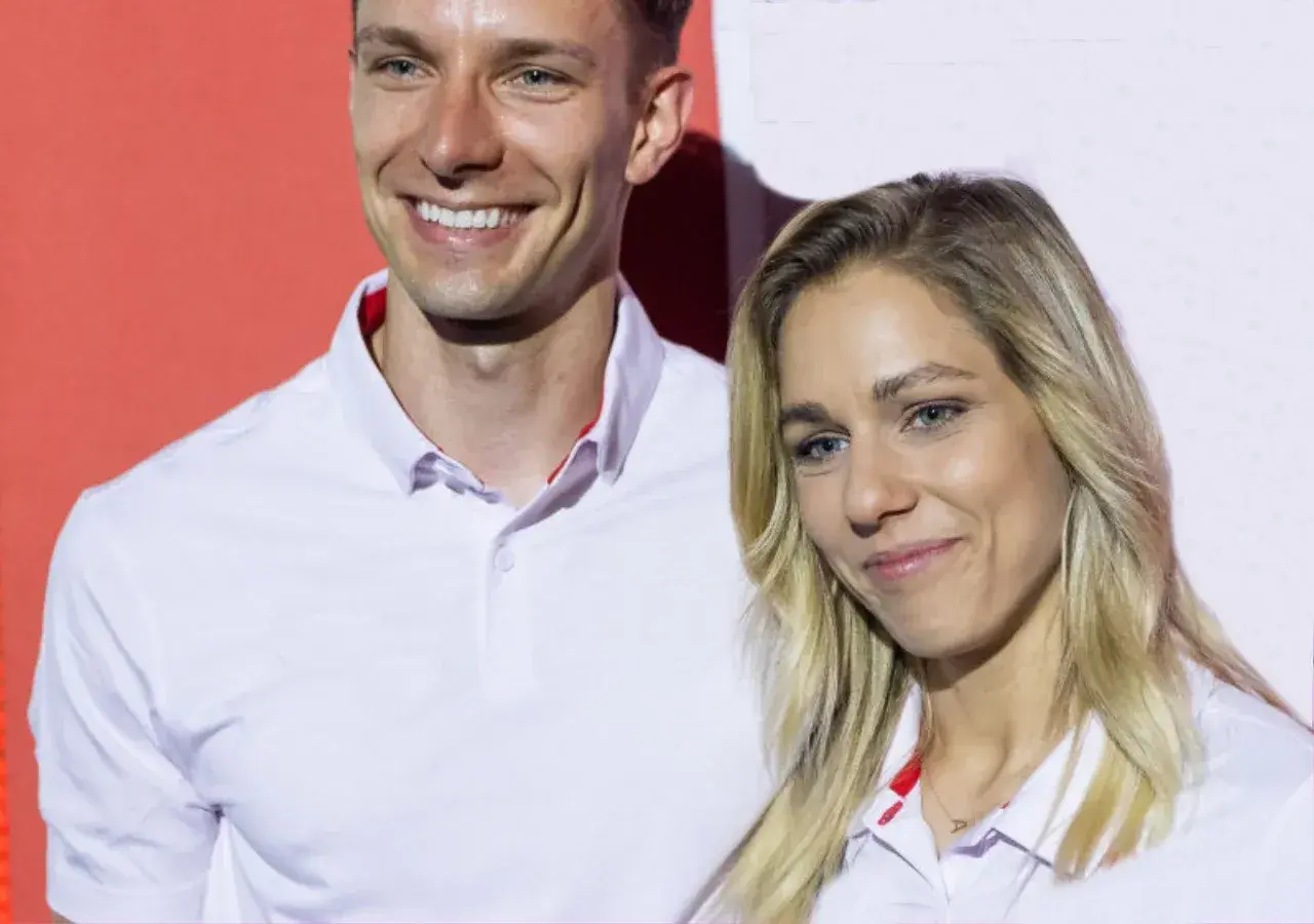 Aleksandra Grabowska i jej mąż, uśmiechnięci, w białych koszulkach polo.