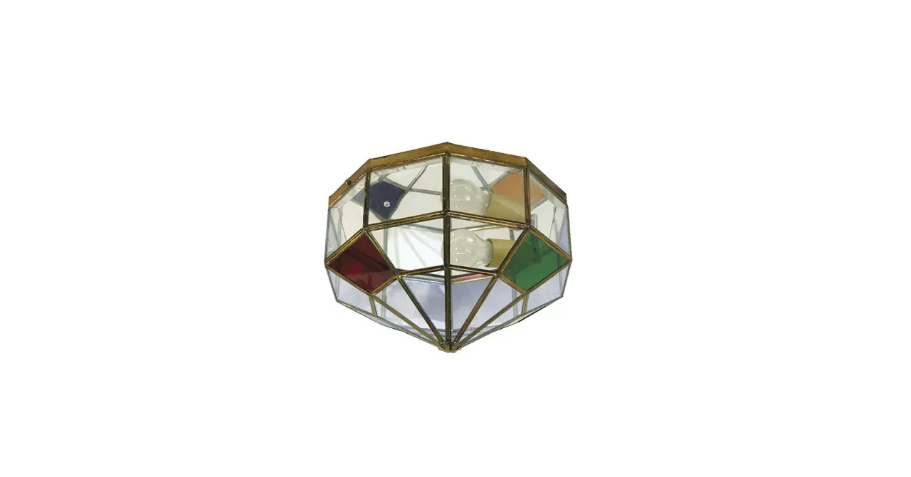Un plafón granadino de cristal emplomado con rombos de colores rojo, verde, azul y naranja, y bombillas visibles.