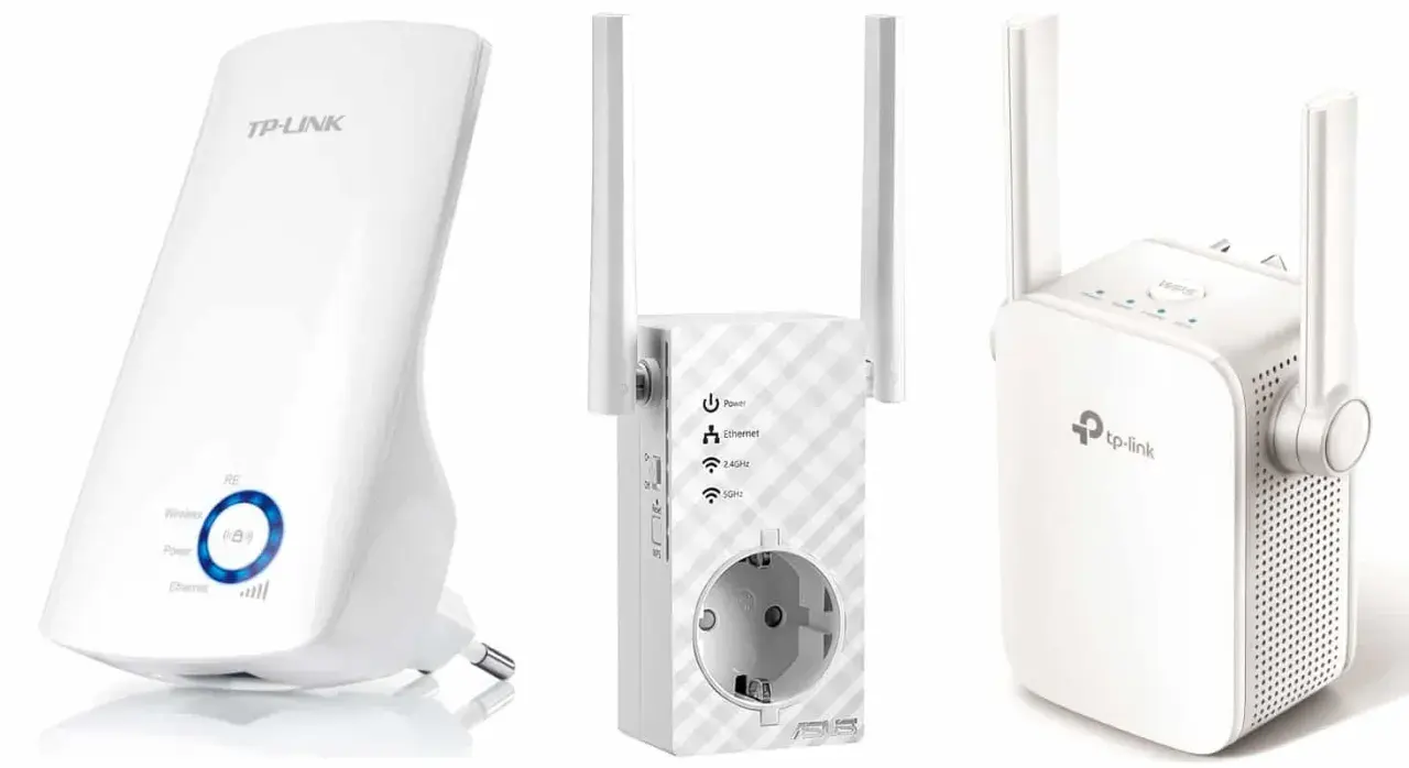Trzy białe wzmacniacze sygnału Wi-Fi, idealne do rankingu najlepszych urządzeń.
