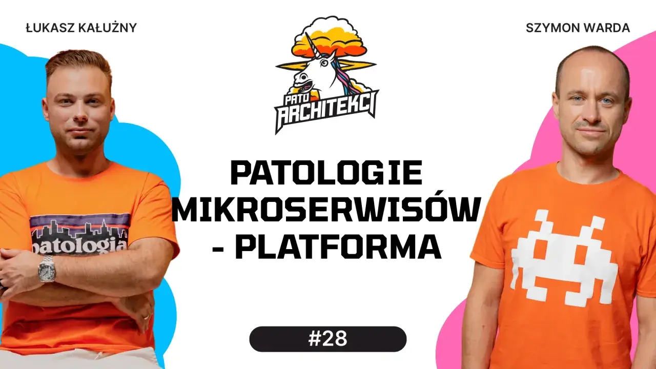 Dwóch mężczyzn w pomarańczowych koszulkach, logo Pato Architekci, tekst "PATOLOGIE MIKROSERWISÓW - PLATFORMA" i "#28".