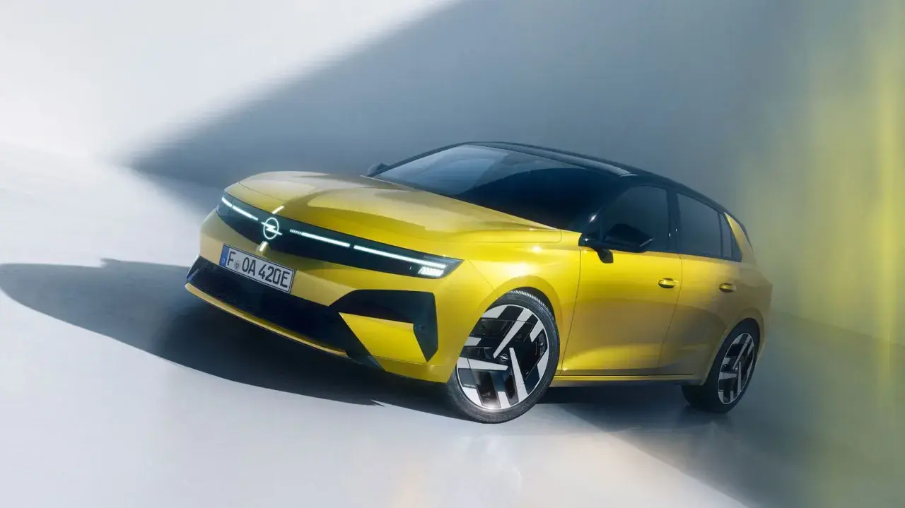 Opel Astra 1.6 CDTI 136 CV: opiniones sobre su diseño futurista y deportivo.