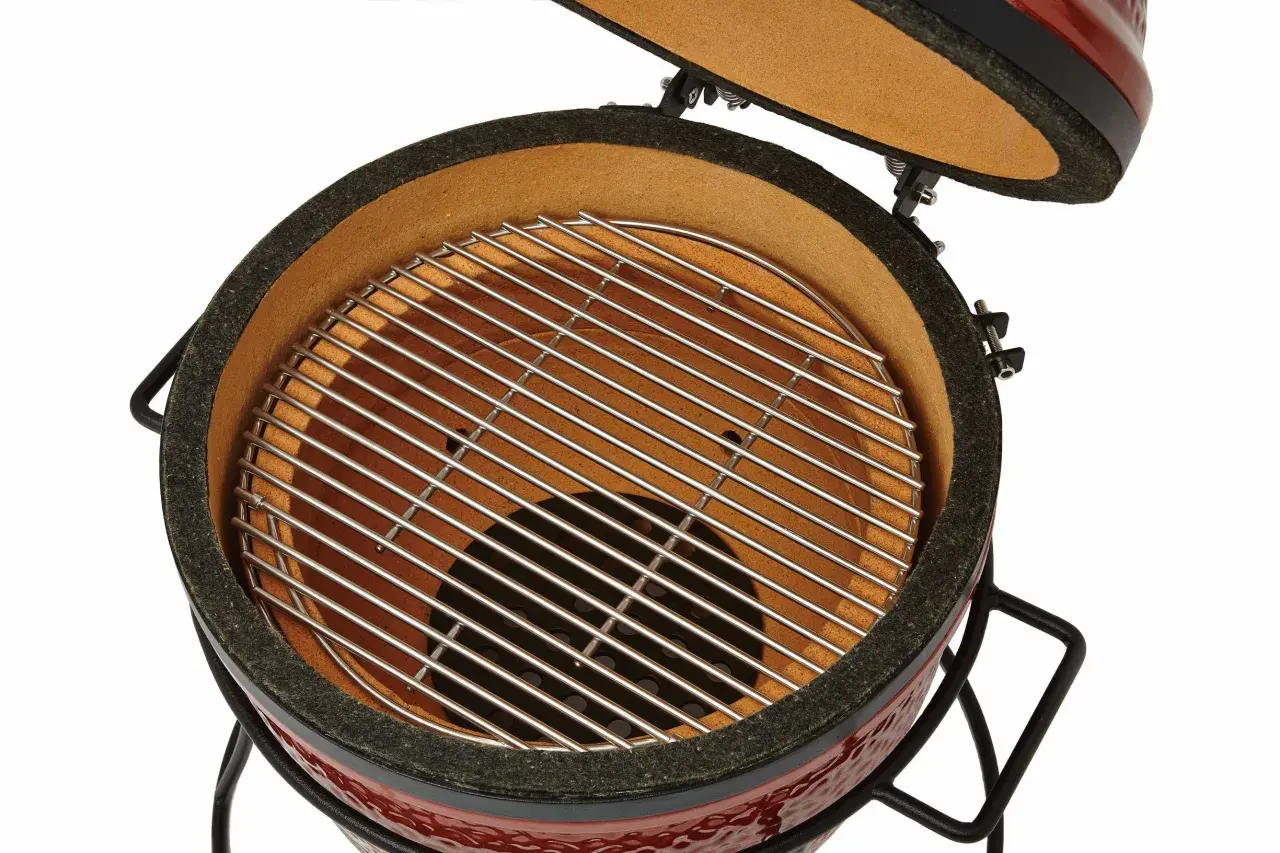 Röd kamadogrill med öppet lock och grillgaller redo för kamado grill test.