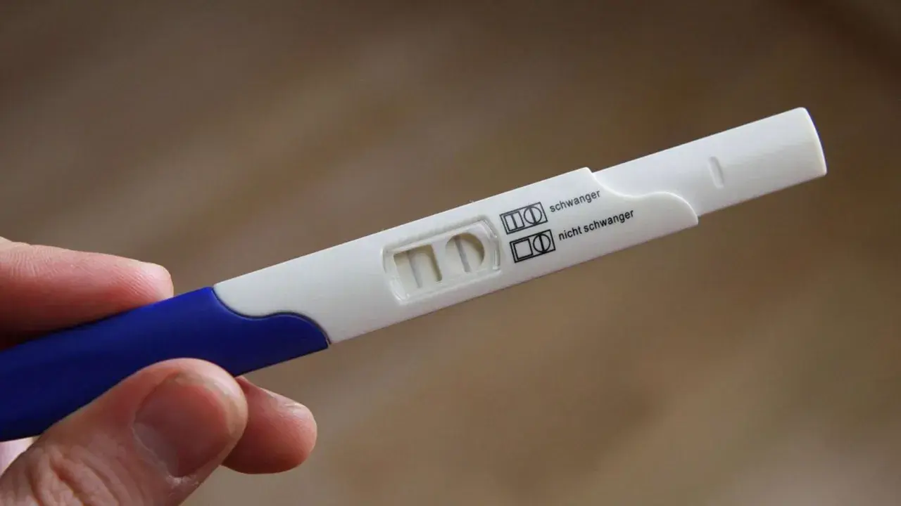 Schwangerschaftstest zeigt zwei Streifen. Die Frage "wann nach Eisprung testen?" wird hier beantwortet: Ein positives Ergebnis deutet auf eine Schwangerschaft hin.