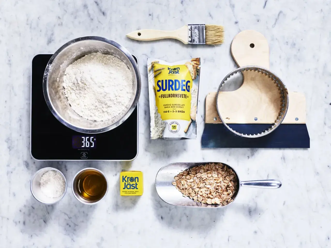Ingredienser för brödbakning: mjöl, surdeg, jäst, olja, havregryn. Undrar du varför jäser inte degen? Här finns svaret!