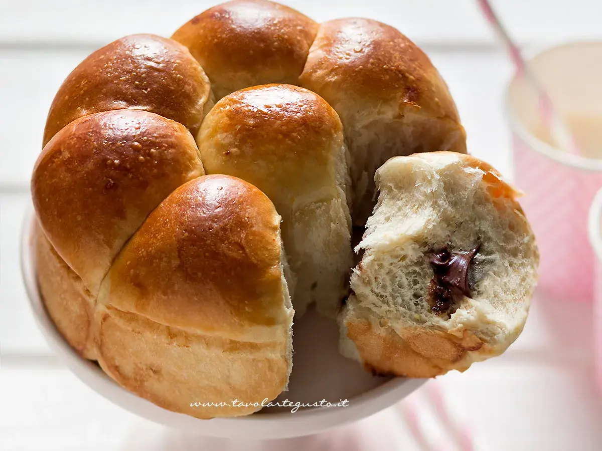 Un soffice danubio dolce, con palline dorate che nascondono un cuore cremoso di cioccolato. Perfetto per una colazione golosa.