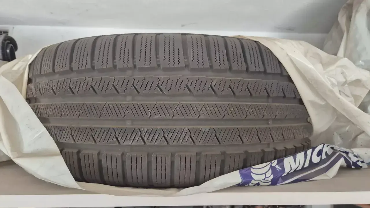 Opona zimowa Michelin, gotowa do przechowywania. Zapewnia bezpieczne użytkowanie w trudnych warunkach.