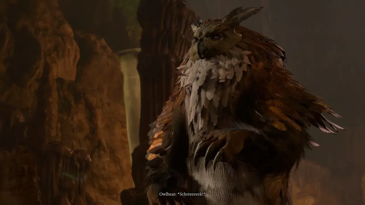 Potężny sowodźwiedź z Baldur's Gate 3, z piórami i pazurami, siedzi w jaskini.