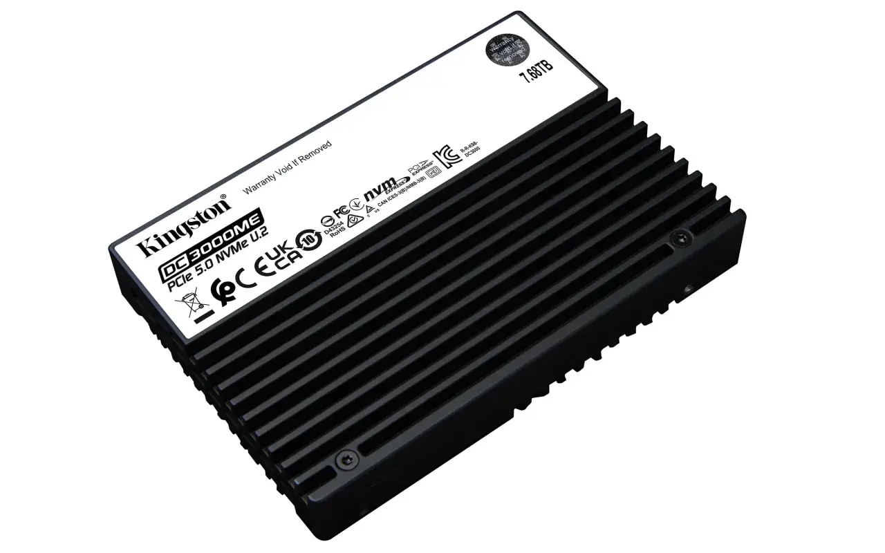 Dysk Kingston DC3000ME 7.68TB PCIe 5.0 NVMe U.2 z radiatorem. Porównanie wydajności NVMe vs NGFF.