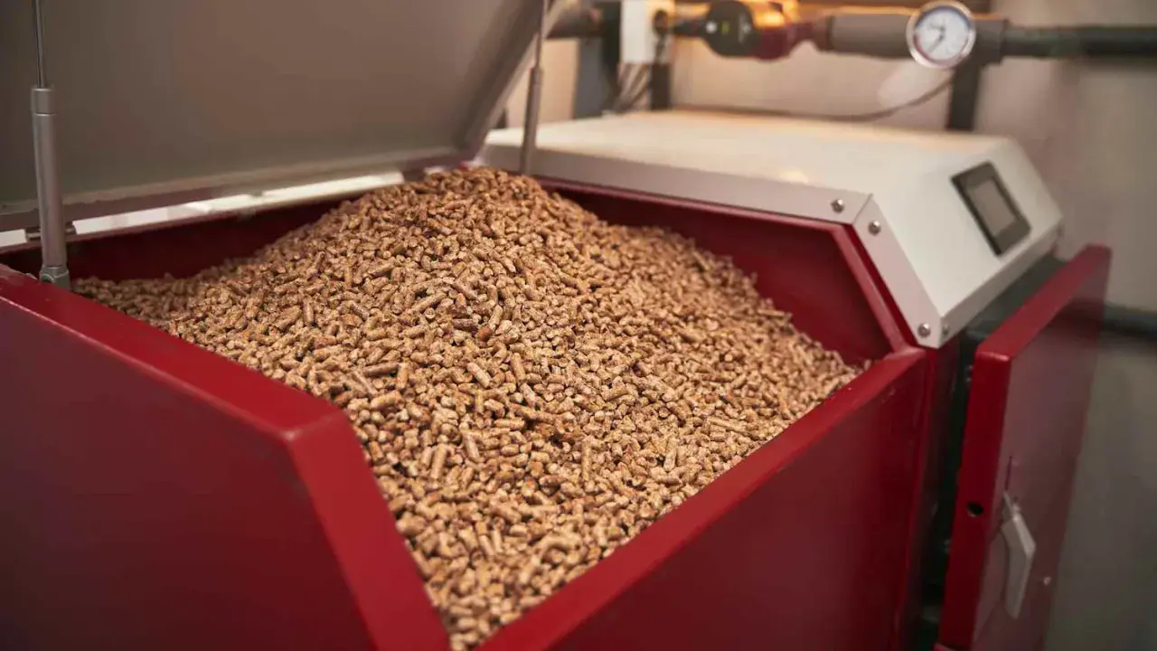 Ein großer Vorrat an Holzpellets in einem roten Behälter, bereit für die Pelletheizung.
