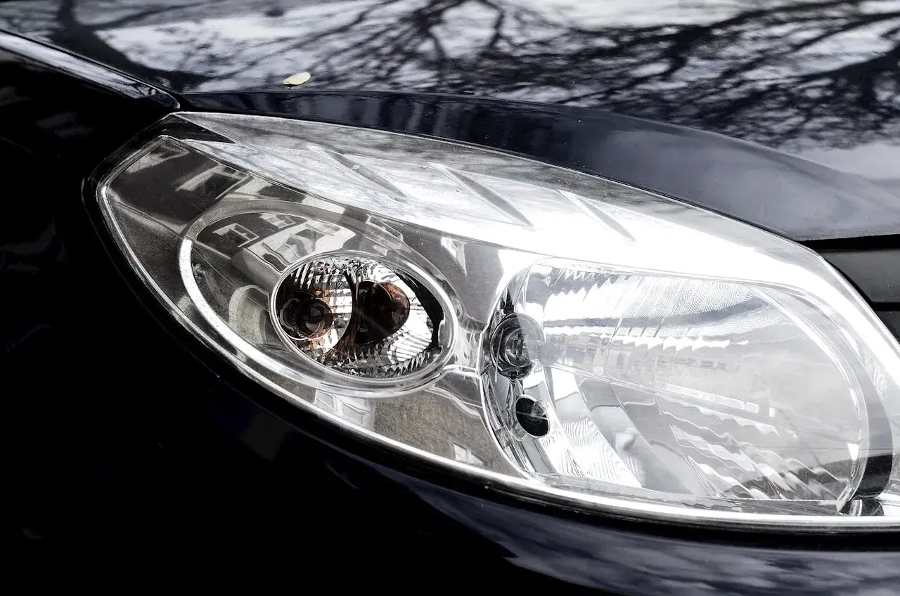 Reflektor Renault Clio 4, gotowy do wymiany żarówki H7.