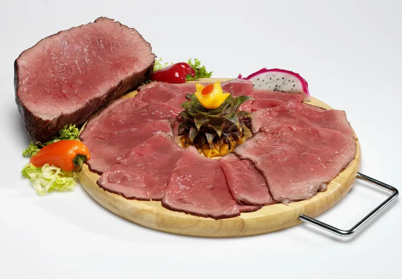 En saftig rostbiff, perfekt för en gravid som längtar efter god mat. Serveras med frukt och grönt.