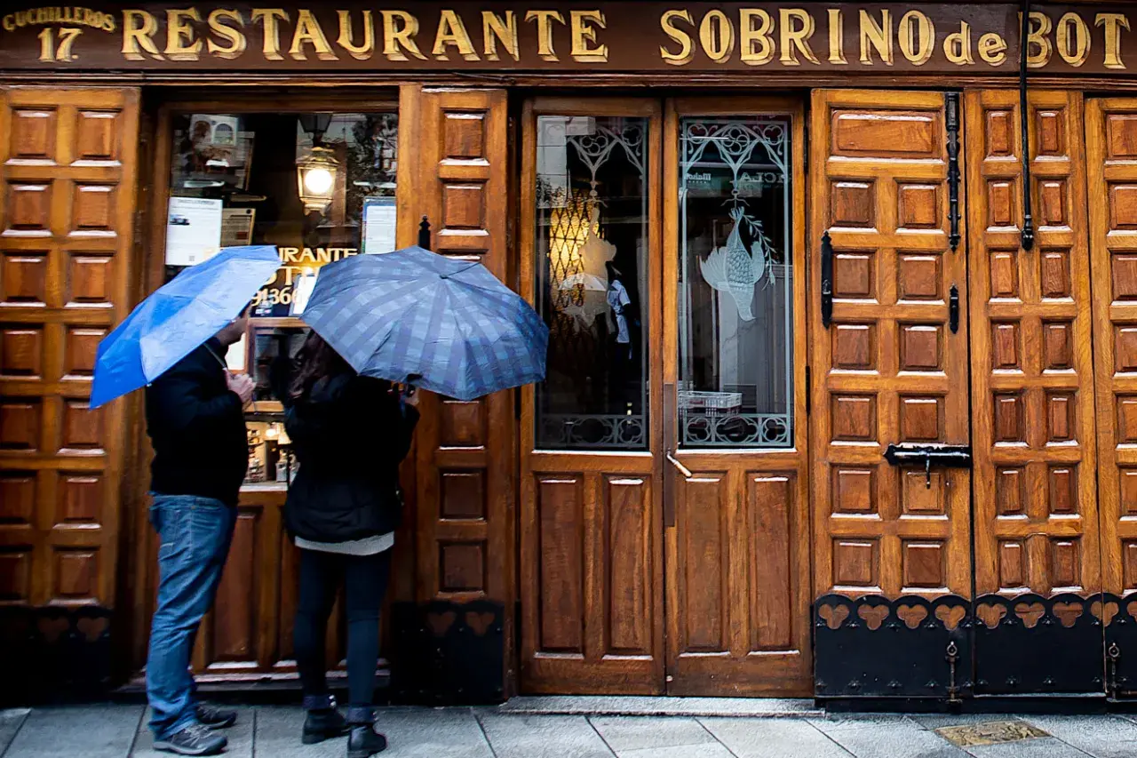 Para deszczowa przed wejściem do Sobrino de Botín, najstarszej restauracji w Europie.