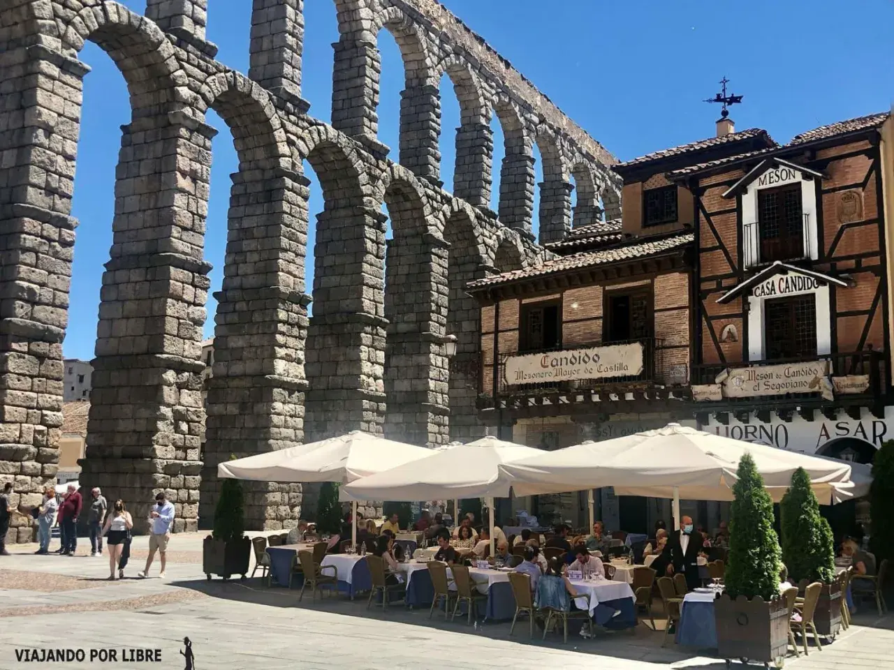 Terraza de Casa Candido junto al acueducto de Segovia, ideal para saber donde comer en Segovia bien y barato.
