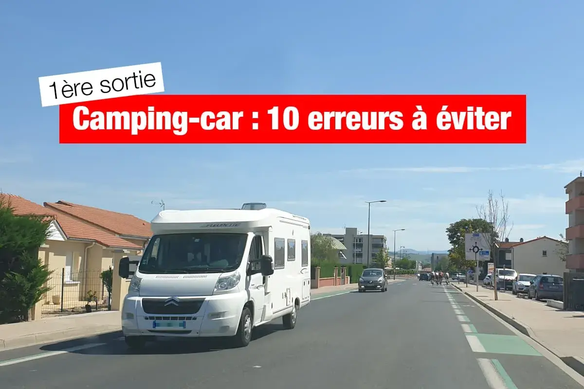 Un camping-car blanc roule sur une route, prêt pour un tour du monde. Texte : "Camping-car : 10 erreurs à éviter".